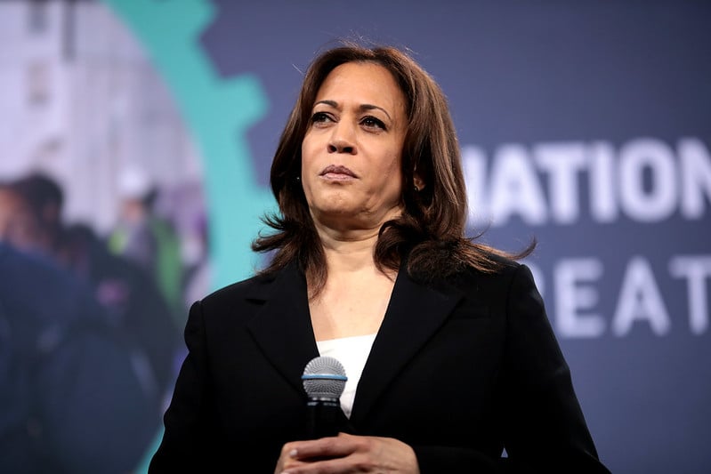 A vice-presidente Kamala Harris, que sucederia Joe Biden em caso de morte ou incapacidade, está muito bem posicionada para ser a escolhida dos democratas. Gage Skidmore / Flickr