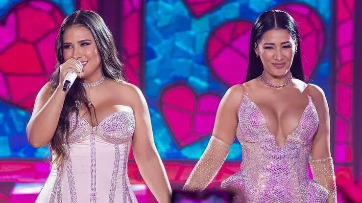 Simone e Simaria. Irmãs, as sertanejas formavam uma dupla e já trabalharam juntas na TV aberta como juradas do extinto “The Voice Brasil”. Após conflitos profissionais e embates em shows ao vivo, elas colocaram um fim na parceria e seguiram carreira solo. Reprodução Youtube - 5.3.2024