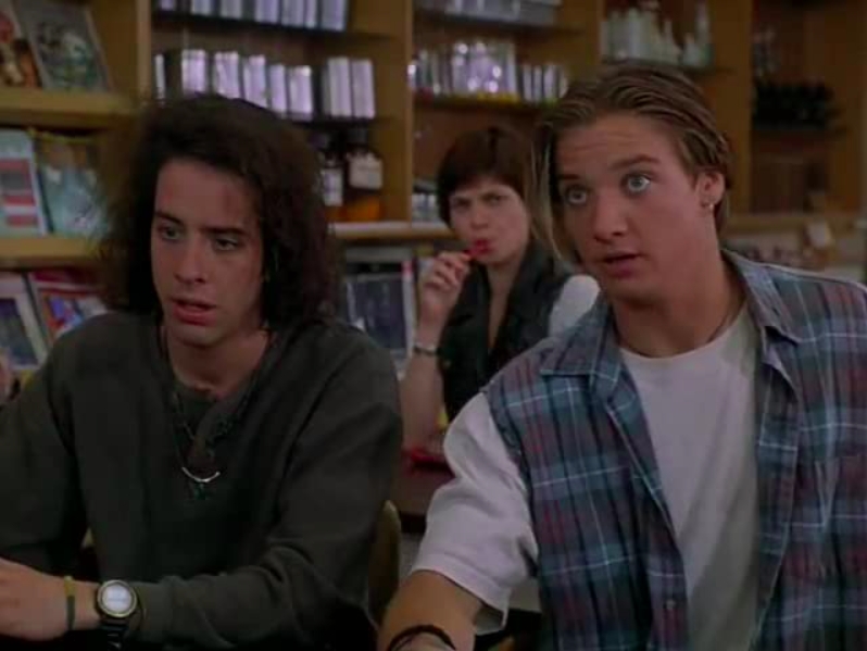 A estreia de Jeremy Renner nos cinemas foi em 1995, quando ele interpretou um estudante fracassado na comédia “Heróis por Acaso”.
 Reprodução: Flipar