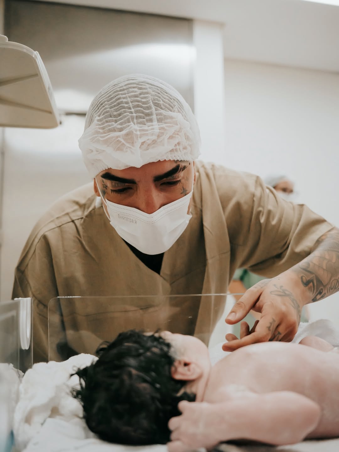 MC Guimê com Yarin. Foto: Reprodução/ Instagram @mcguime @julianygomesfotografia