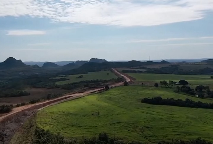 Atualmente, o local é visitado por estudantes, cientistas e curiosos, e há iniciativas para transformar a região em um parque geológico oficial, visando à preservação e à promoção de seu valor científico e educativo. Reprodução: Flipar