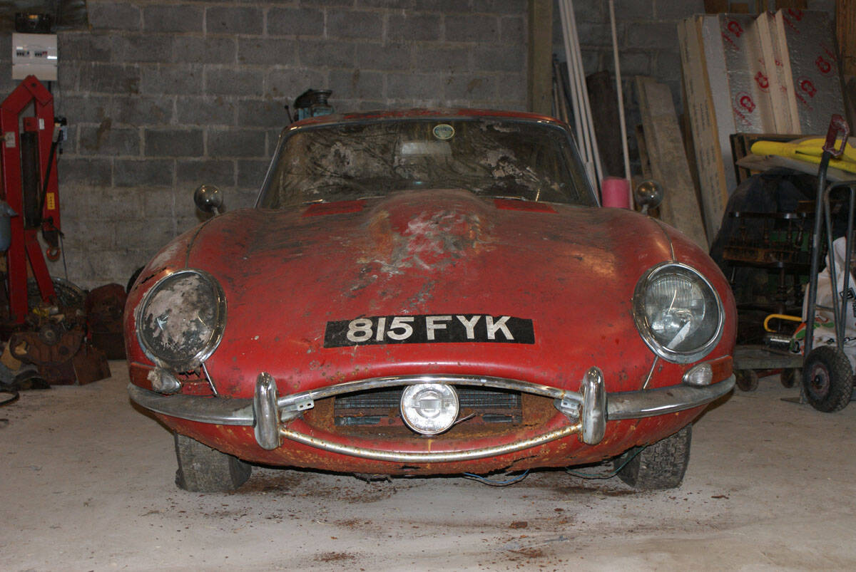 Jaguar E-Type que pertenceu a Ivor Arbiter, criador do logo dos Beatles.. Foto: Reprodução/Coys Auctions