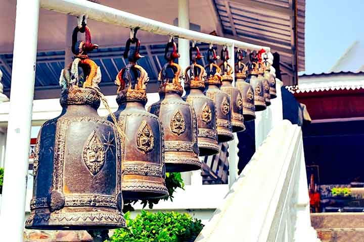 Sino Budista – Encontrado em templos budistas, pode ser tocado com um martelo de madeira para rituais e meditação. Seu som prolongado simboliza a conexão entre o mundo material e o espiritual. Reprodução: Flipar