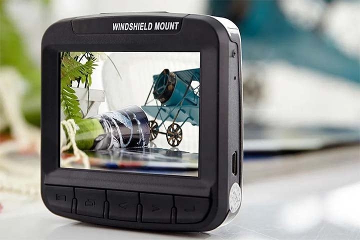 A palavra inglesa Dashcam é uma abreviação para “dashboard camera” (câmera de painel, em tradução livre). 
 Reprodução: Flipar