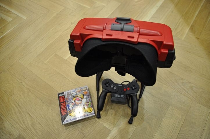 Nos anos 1990, empresas como a Sega e a Nintendo tentaram popularizar dispositivos de RV, como o Virtual Boy, mas as limitações tecnológicas da época resultaram em fracassos comerciais.  Reprodução: Flipar