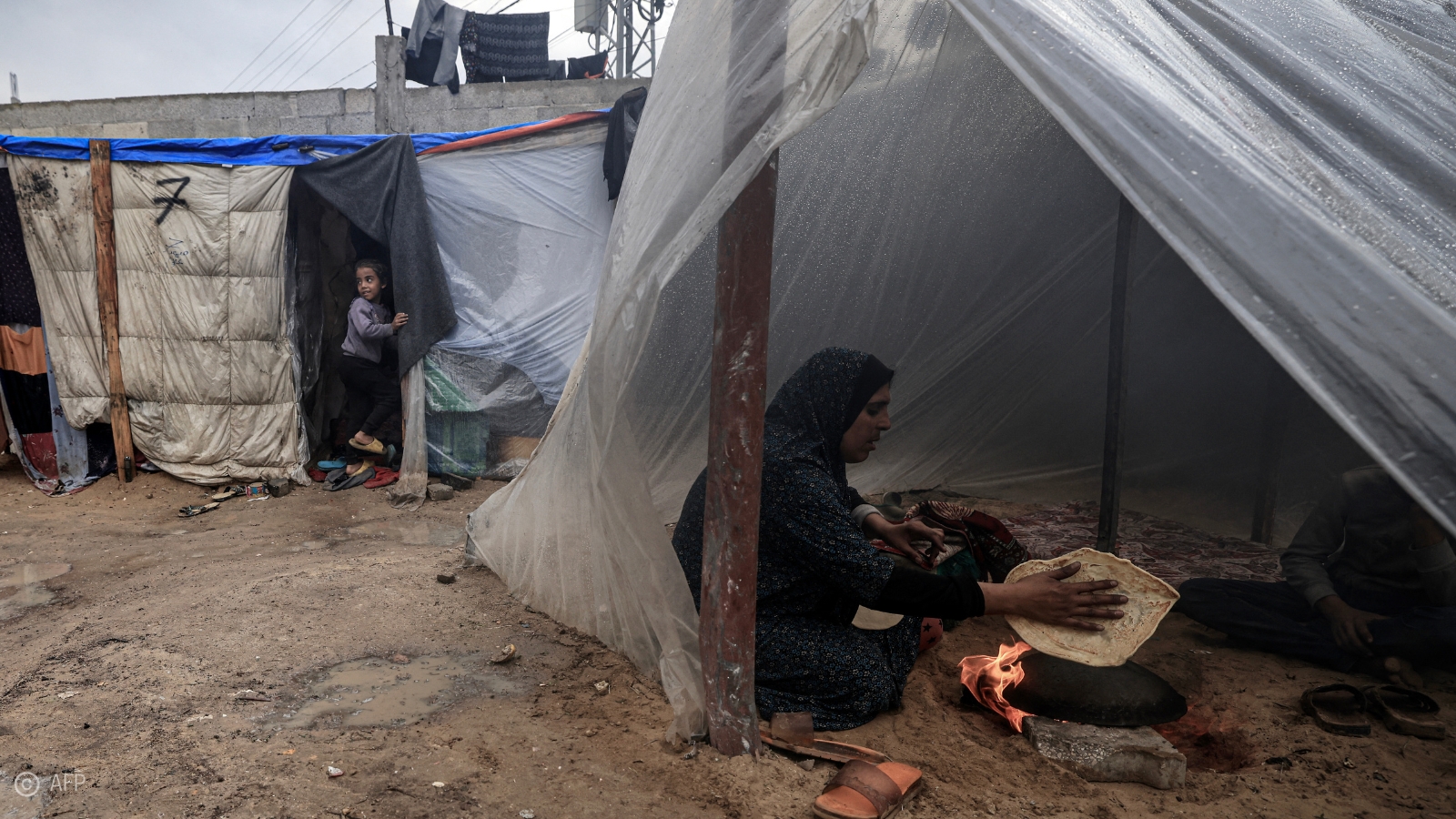 Palestinos improvisam barracas na Faixa de Gaza
