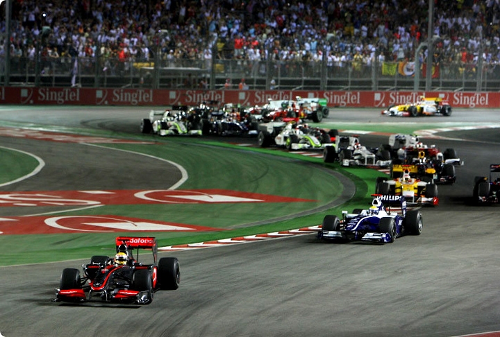 Desde 2008, Singapura recebe o Grande Prêmio de Singapura, da Fórmula 1, que acontece aos arredores da Marina Bay. É a primeira corrida noturna da história da modalidade.