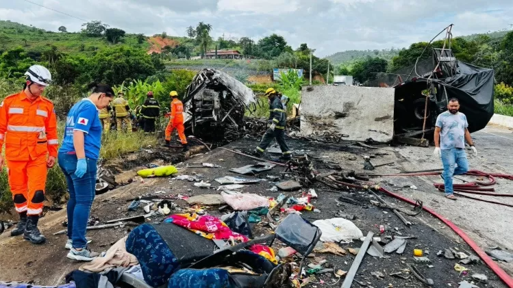 Pertences de passageiros de ônibus acabam espalhados por rodovia Divulgação do Corpo de Bombeiros