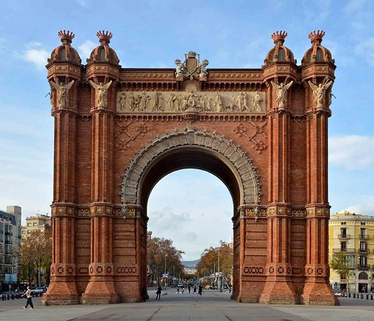 Arco do Triunfo (Arc de Triomf) - Construído como entrada principal da Exposição Universal de 1888, o Arco do Triunfo de Barcelona é um exemplo de arquitetura neomourisca. Localizado no Passeig de Lluís Companys, é um ponto de referência importante na cidade. Reprodução: Flipar