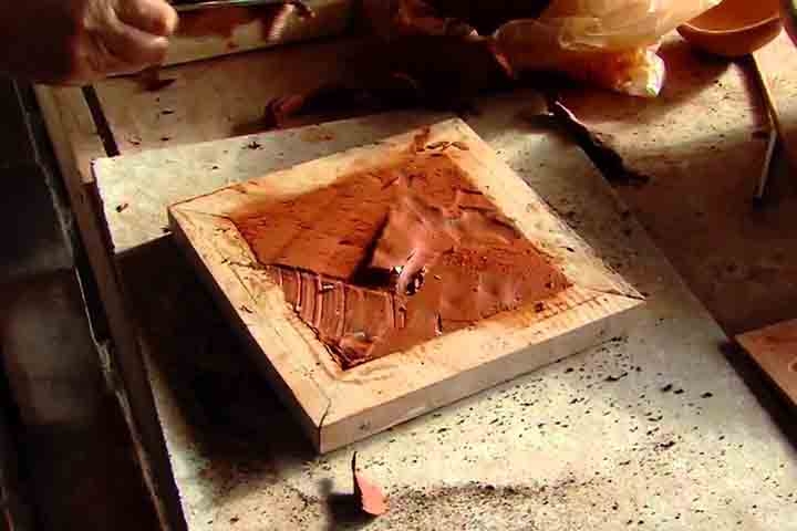 Azulejos são fabricados com argila, que é moldada, seca e queimada em altas temperaturas. Recebem uma camada de esmalte cerâmico para obter cores e padrões antes da segunda queima. Podem conter materiais como sílica, feldspato e minerais que conferem resistência e brilho. Reprodução: Flipar