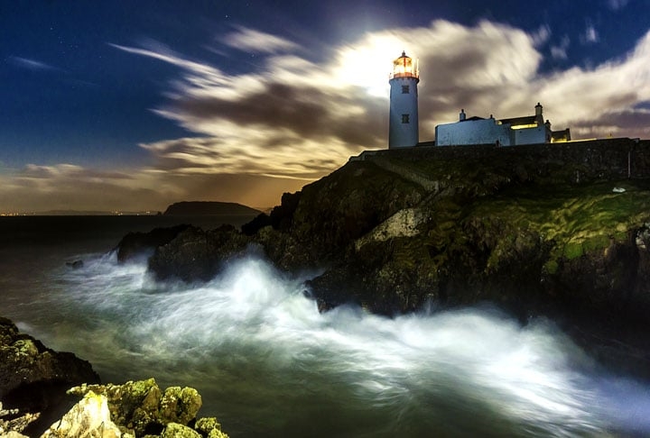 Farol de Fanad, Irlanda - Construído em em 1818 na beirada de um penhasco, a pedido de moradores após um naufrágio no local em que todos morreram. Dizem que a área é mal assombrada.. Reprodução: Flipar