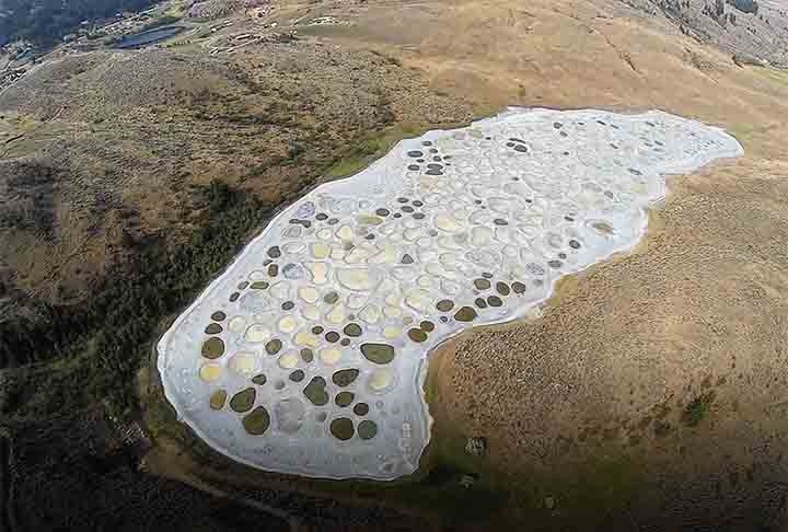 Lago de bolinhas (Spotted Lake), Canadá: Localizado na região de Osoyoos, na Colúmbia Britânica, esse lago é famoso pelas suas manchas distintas que se tornam visíveis durante os meses de verão. Reprodução: Flipar