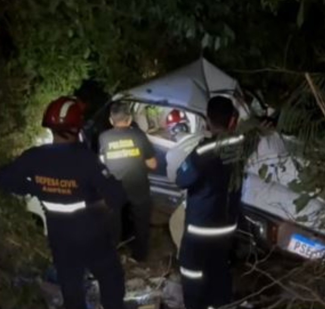 Um socorrista do Corpo de Bombeiros, cujo nome não foi revelado, precisou de amparo ao se deparar com os corpos do irmão e da cunhada durante uma ação de resgate no Paraná.  Reprodução: Flipar