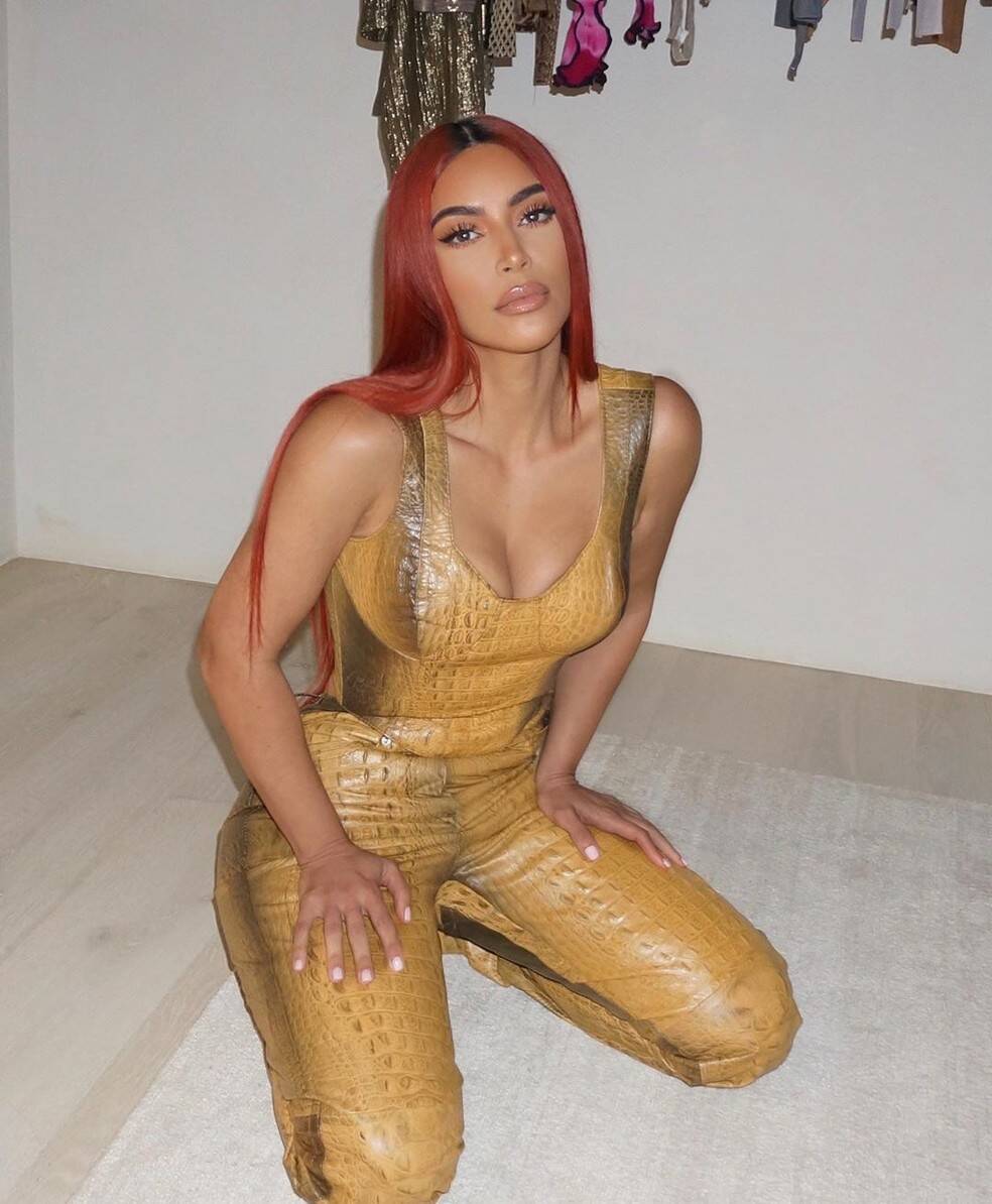 Kim Kardashian pose para fotos ostentando as laces. Foto: Reprodução/Instagram