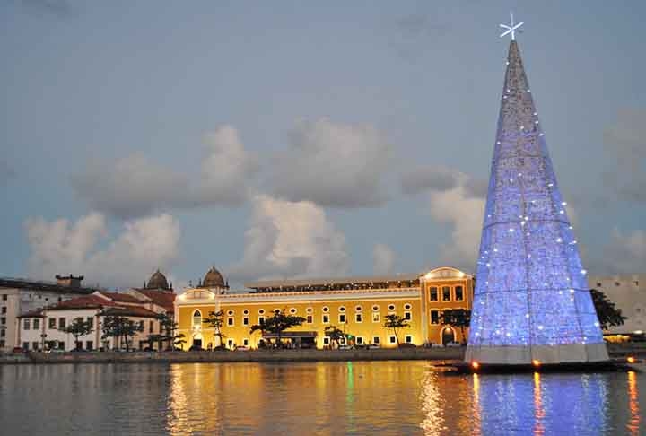 Apesar de não possuir um significado aparente, no Cristianismo a Árvore de Natal é utilizada para que algumas referências ao nascimento de Cristo estejam presentes, como a Estrela de Belém, frequentemente colocada no topo. Reprodução: Flipar