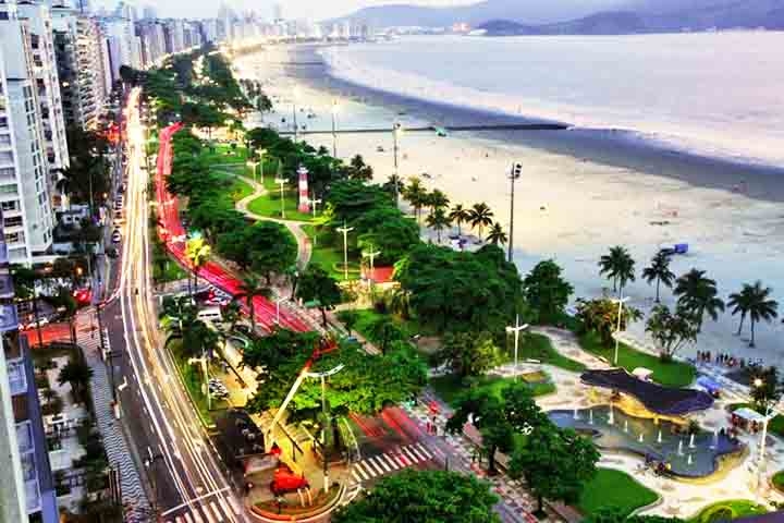 Jardim da Orla - Cartão postal da cidade, o jardim da praia de Santos está registrado no Guinness Book como o maior do tipo no mundo. Com 5.335 metros de extensão, ele comporta um conjunto de monumentos e esculturas que homenageiam nomes históricos da localidade.
 Reprodução: Flipar