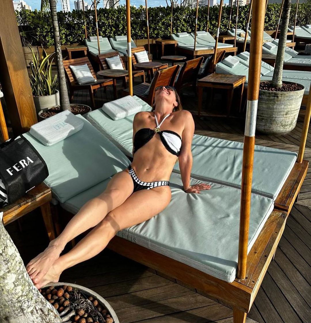 Giovanna Antonelli tomando banho de sol Reprodução/Instagram