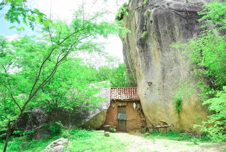 A casinha atrai olhares curiosos de quem passa pela estrada próxima, sendo frequentemente fotografada por visitantes. Reprodução: Flipar