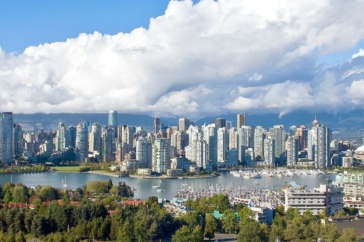 A cidade também é um importante centro financeiro, com uma economia diversificada que inclui setores como tecnologia, cinema e turismo. Vancouver abriga várias instituições de ensino superior de renome, como a própria Universidade da Colúmbia Britânica (UBC). Reprodução: Flipar