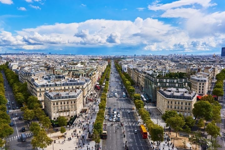 A corrida é famosa não só pela competição intensa, mas também pelos lugares que atravessa, incluindo os Alpes e os Pirineus, bem como por sua conclusão tradicional na Avenida dos Champs-Élysées, em Paris. Reprodução: Flipar