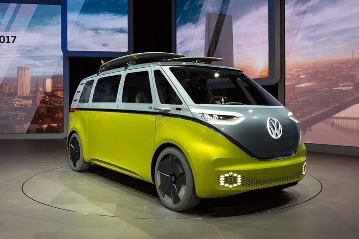 Em 2022, a Volkswagen anunciou a volta da Kombi em uma versão elétrica chamada ID. Buzz, que combina o design clássico com tecnologia moderna. A previsão é de que seja lançada em 2025. Reprodução: Flipar