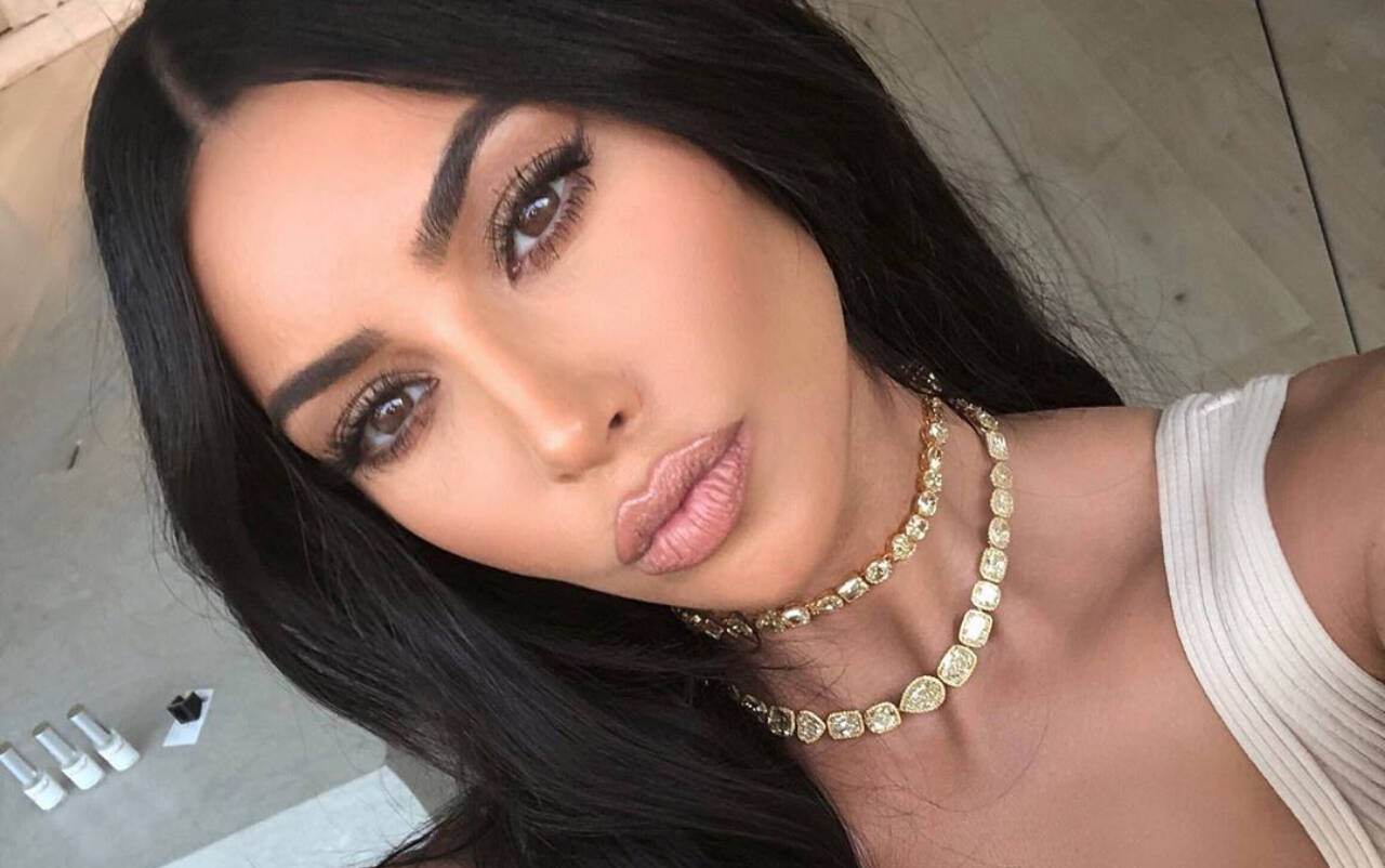 A escolha de Kim Kardashian foi micropigmentar as sobrancelhas para ter o traço perfeito. Foto: Reprodução/Instagram
