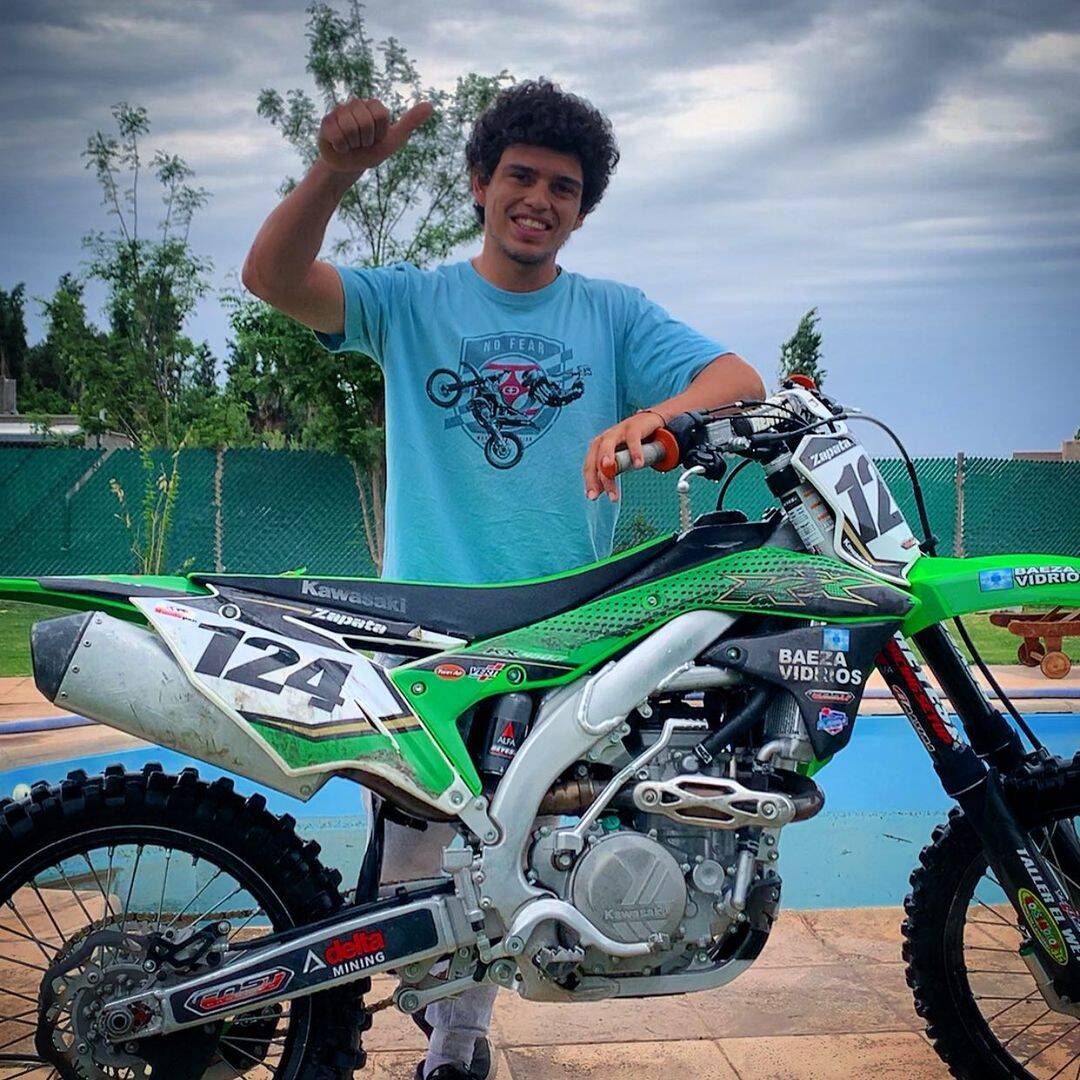 Piloto com braço amputado morre em corrida de motocross na