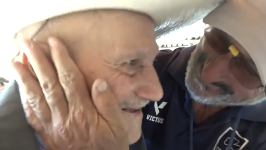 Catalán morreu aos 91 anos, em 11/2/2020. Na imagem, o reencontro dele, já idoso, com o sobrevivente Gustavo Zerbino.  Reprodução: Flipar