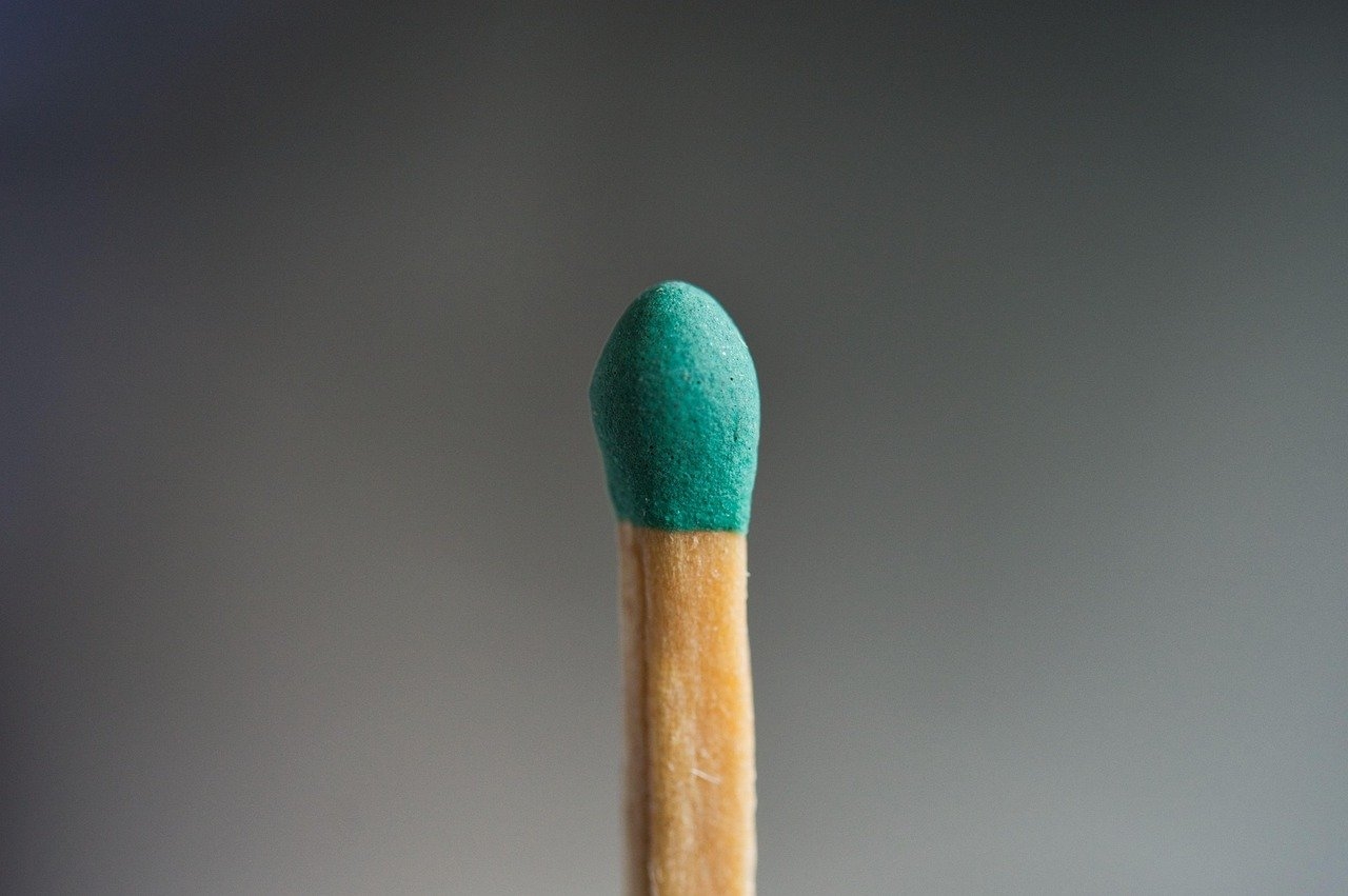 Ao longo de dia, um objeto é muito utilizado no setor alimentício e nas cozinhas de todo Brasil: o palito de fósforo. Veja como surgiu o objeto, sua composição química, segurança e várias utilidades que vão além dos fogões. Reprodução: Flipar