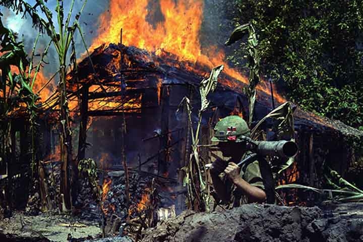 Segundo as estimativas de historiadores, a Guerra do Vietnã deixou mais de três milhões de mortos, sendo dois milhões deles civis. 
 Reprodução: Flipar