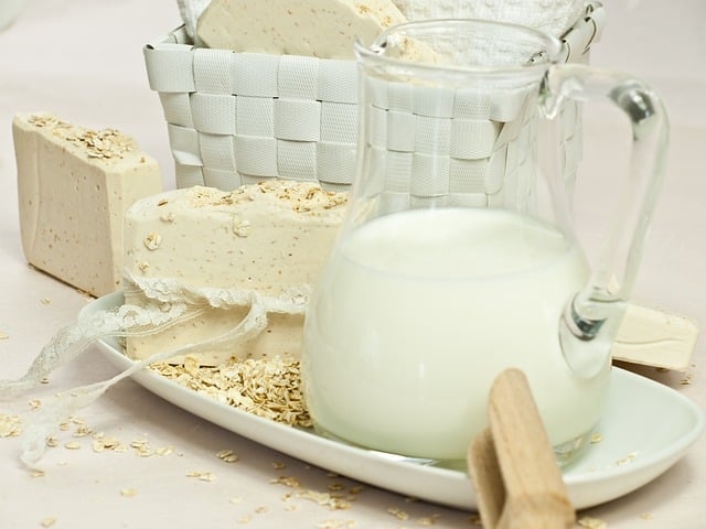 Sabonete Hidratante - Enriquecido com ingredientes como glicerina, óleos naturais e manteigas vegetais, hidrata a pele enquanto limpa. Ideal para peles secas ou sensíveis, ajudando a prevenir o ressecamento. Reprodução: Flipar
