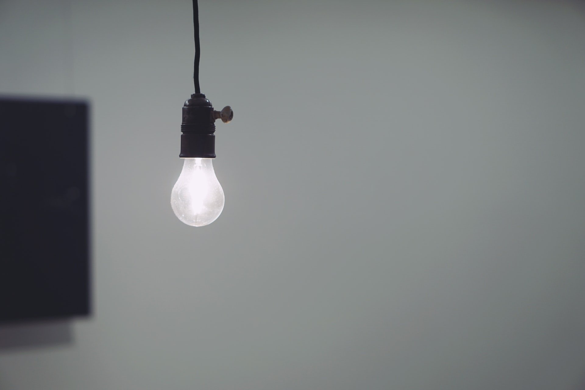 Suspensão de energia elétrica - Se o cliente tem o comprovante do pagamento da conta e, ainda assim, a energia é suspensa, trata-se de caso de dano moral.  Reprodução: Flipar
