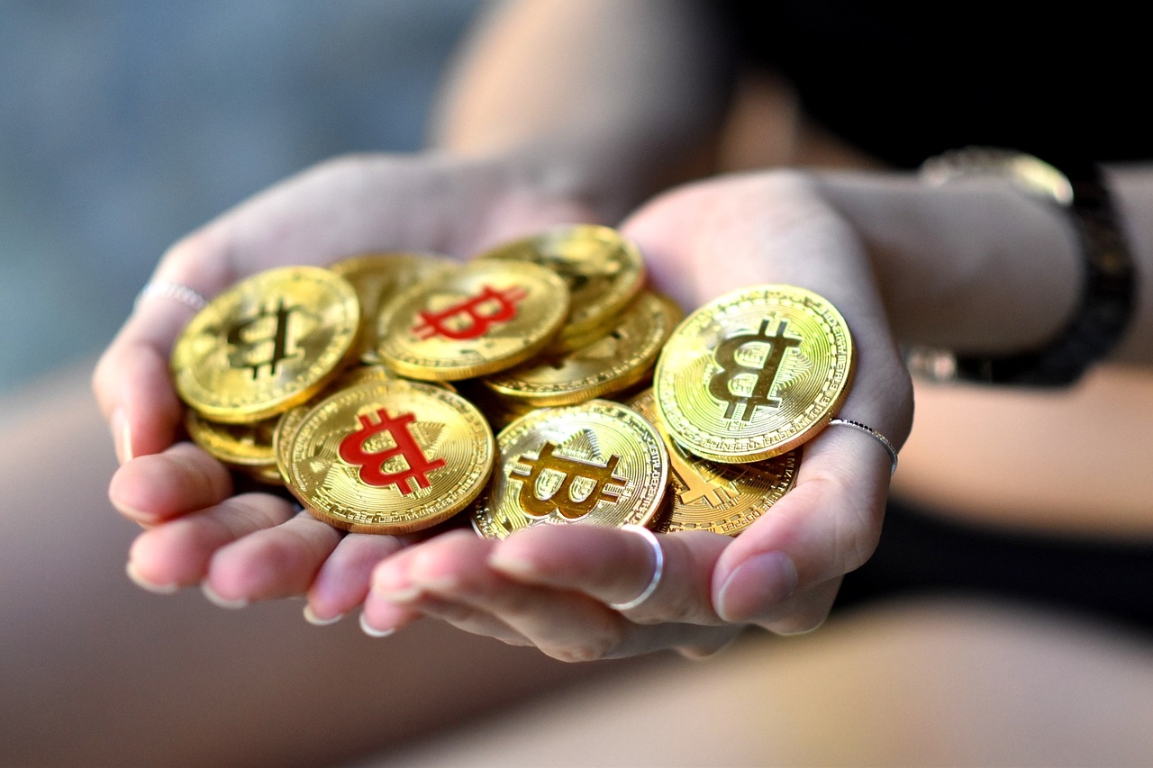 Os salvadorenhos passaram a poder pagar impostos em bitcoins, assim como usá-los em comércios e serviços.
 Reprodução: Flipar