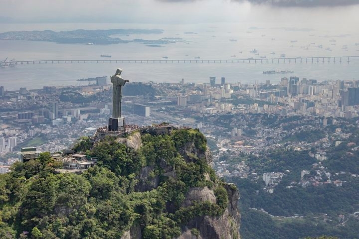 A ideia de construir uma grande estátua no alto do Corcovado foi sugerida pela primeira vez em meados do século XIX, mas foi o Círculo Católico do Rio de Janeiro que conseguiu as doações necessárias para colocar a ideia em prática no início do século XX. Reprodução: Flipar