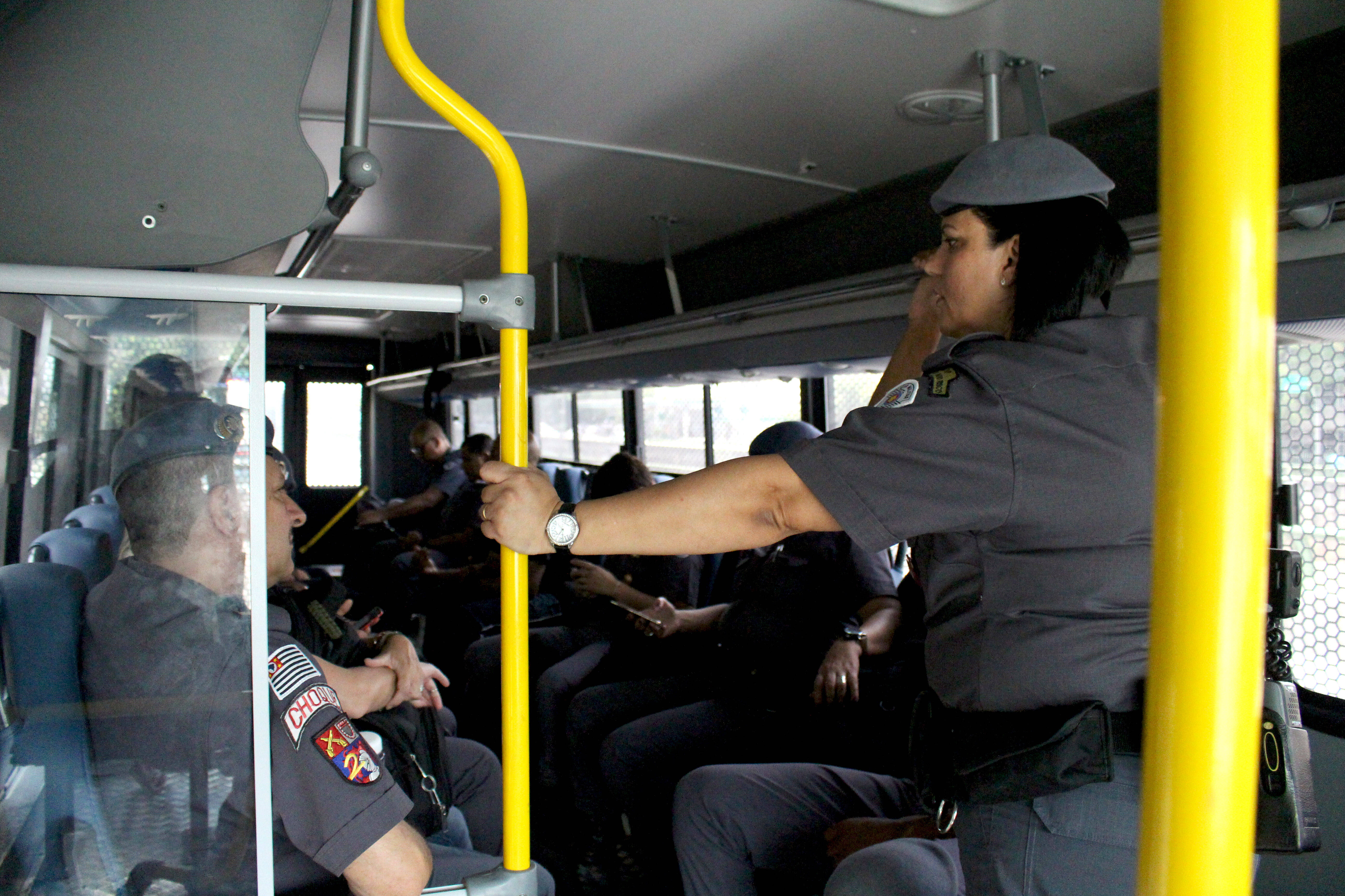 Os outros policiais da tropa seguem de ônibus para o estádio. Foto: Aretha Martins