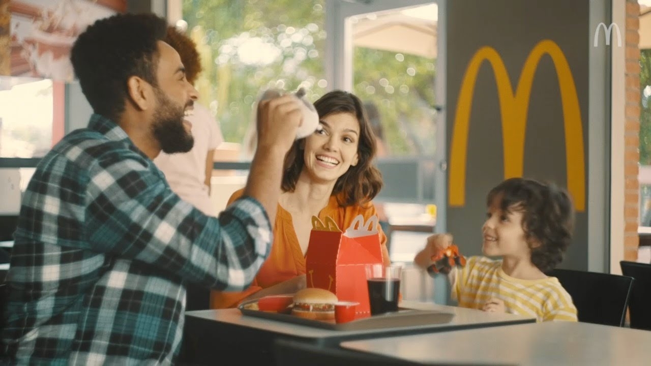 Se o seu filho for bom de garfo, levá-lo para comer fora também vai deixá-lo bastante animado. Aquele hambúrguer com bata frita que ele adora, que tal? Grandes redes, como o MC Donalds, o Burguer King e o Outback possuem um cardápio especial para eles.