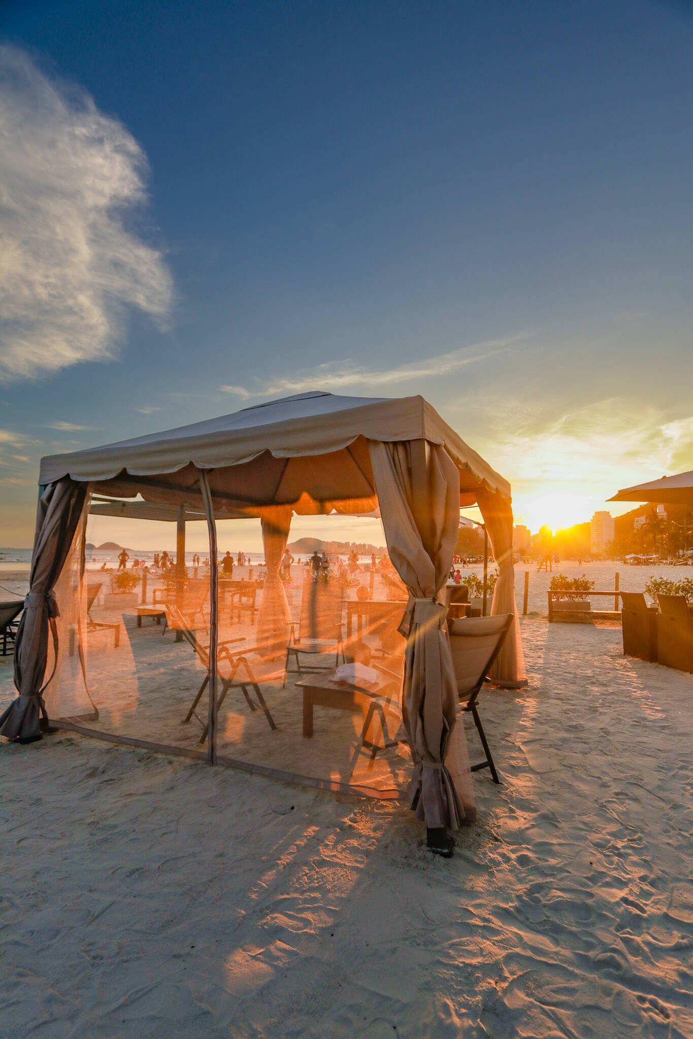 Beach Lounge oferece bangalôs e ombrelones. Foto: Divulgação
