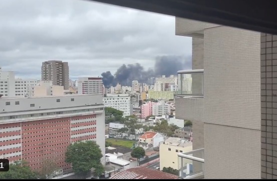 Incêndio atinge fábrica de flores artificiais na Mooca, em São Paulo. Foto: Twitter/X