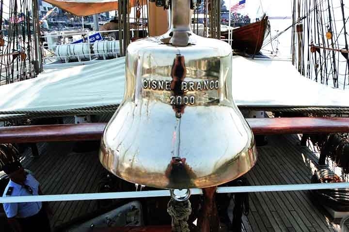 Sino de Navio – Presente em embarcações, é usado para marcar turnos, emergências ou cerimônias marítimas. Seu som forte é essencial para comunicação no mar, mesmo em meio ao vento e às ondas. Reprodução: Flipar