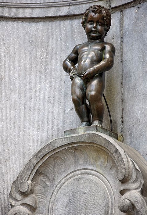 Manekken Pis - Bruxelas - Bélgica. Criada no início do século XVII, a pequena estátua de bronze retrata um menino urinando em uma fonte e é famosa por seu charme, digamos, peculiar. Situada na Place du Petit Sablon, a figura é frequentemente vestida com trajes diversos, refletindo o espírito irreverente da cidade. Reprodução: Flipar