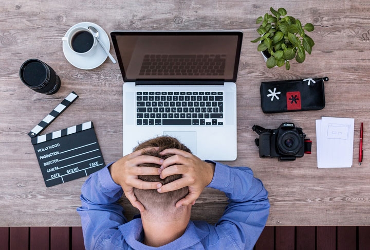 Mas quais são os sinais de alerta? Exaustão física e mental: cansaço extremo, falta de energia e indisposição para realizar atividades. Reprodução: Flipar