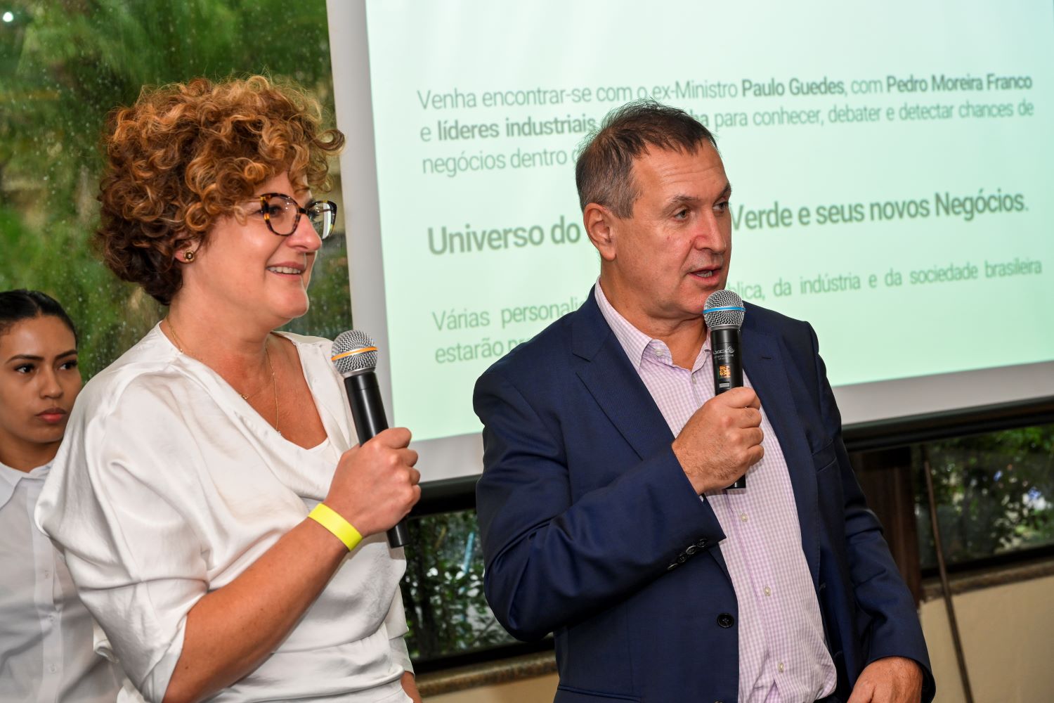 Luciana Filizzola e Claus Suter durante conversa com os empresários  