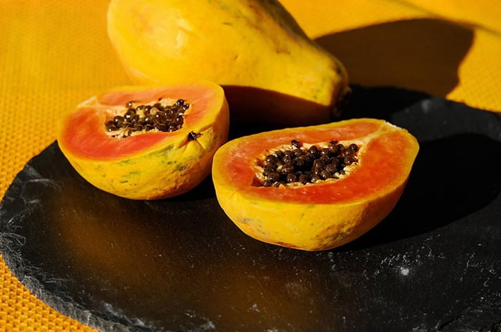 O mamão papaia  fornece uma quantidade maior de fibras do que o formosa, um pouco mais de calorias e antioxidantes. Ele ajuda diretamente no bom funcionamento do intestino, dando equilíbrio nesta questão.  Reprodução: Flipar