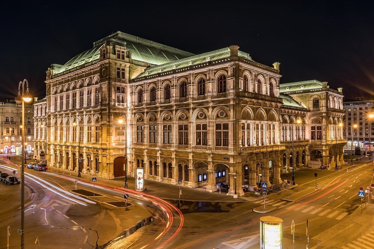 Vienna State Opera (Viena, Áustria) - Este teatro em Viena é um dos mais importantes da Europa. A Ópera Estatal de Viena é famosa tanto pela grandiosidade de suas produções quanto por sua programação extensa, com apresentações quase diárias. Reprodução: Flipar