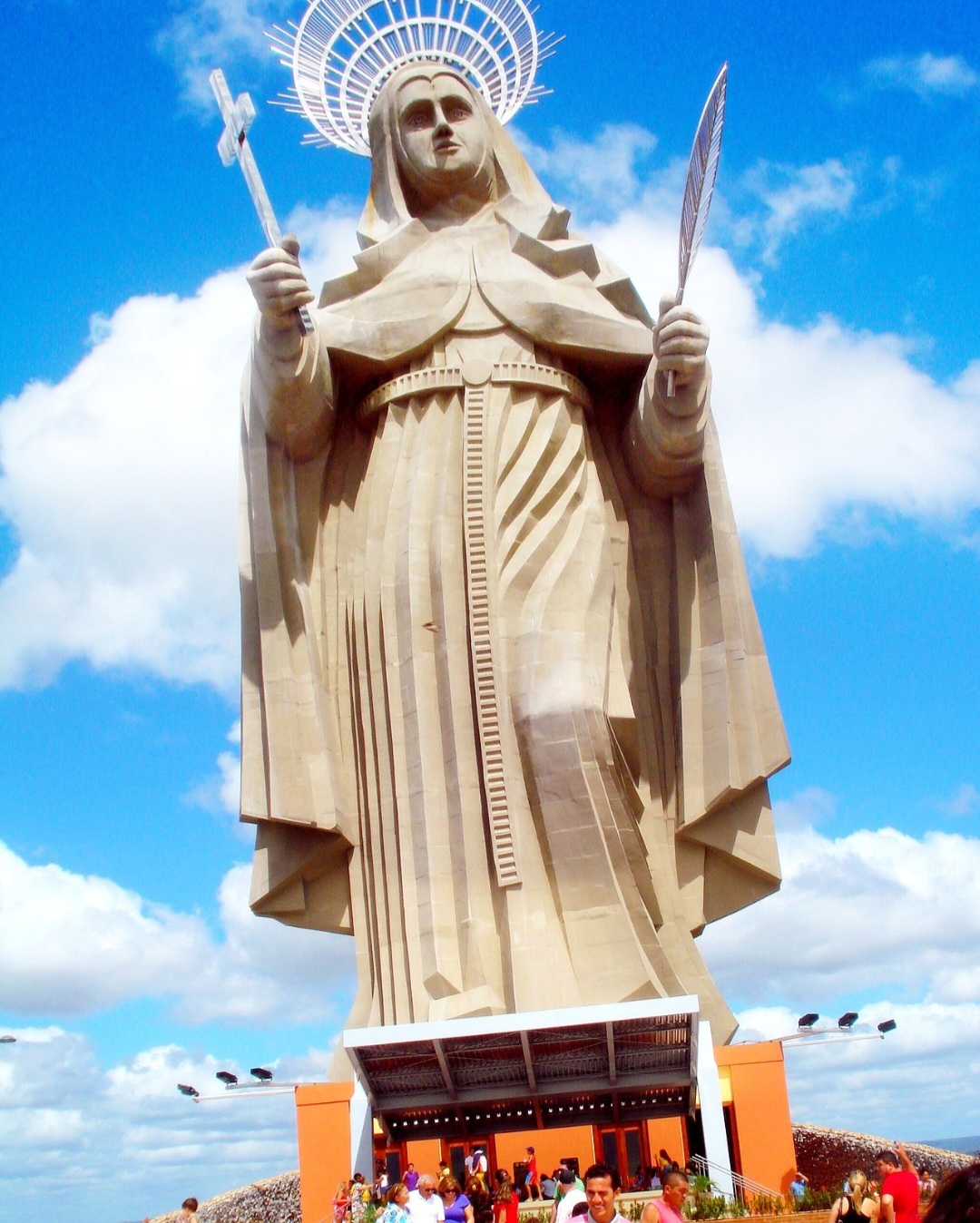 Santa Rita de Cássia
Celebrada em 22 de maio, é conhecida como a santa das causas impossíveis. Sua vida de sofrimento e perdão a tornou símbolo de fé e perseverança.
 Reprodução: Flipar