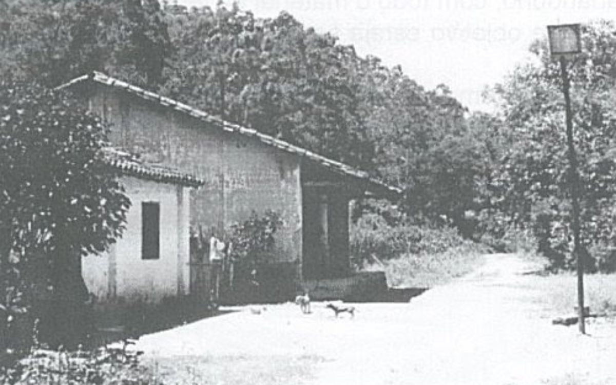 São José do Rio Preto (SP): A rotunda de São José do Rio Preto teria sido demolida nos anos 1950, quando houve alargamento da bitola da linha e fim do uso das locomotivas a vapor.  O prédio ficava próximo ao atual terminal de ônibus urbanos. Fotografias aéreas mostram os telhados individuais de cada baia.  Não restaram registros em solo da estrutura.. Foto: Reprodução/Estações Ferroviárias do Brasil