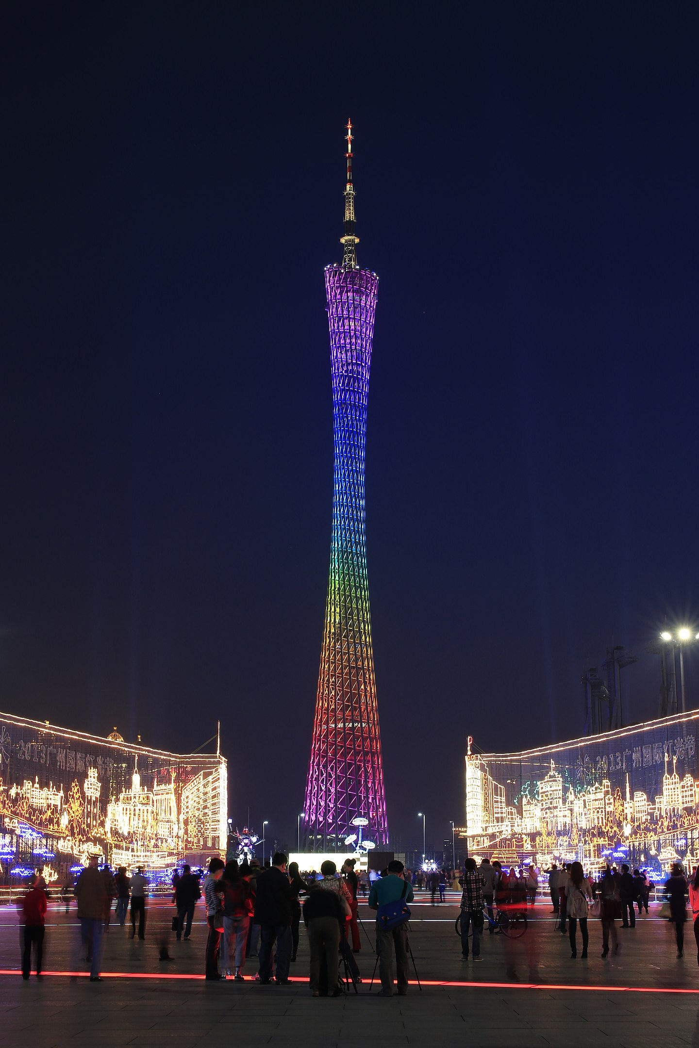 Canton Tower - 600 metros - China - Inaugurada em 2012, na cidade de Guangzhou, predominou como a maior torre do país até a construção da Torre de Shanghai. E no mundo só perde em altura para a Tokyo Skytree. Sua iluminação tem 7 mil luzes de led, que proporcionam um grande espetáculo. Reprodução: Flipar