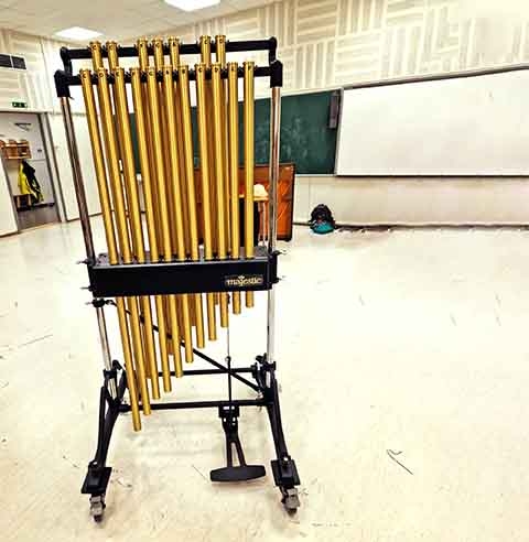 Sino Orquestral (Tubular Bells) – Usado em orquestras, são tubos metálicos de diferentes tamanhos suspensos que produzem um som semelhante ao de sinos de igreja. São comuns em músicas clássicas e trilhas sonoras. Reprodução: Flipar