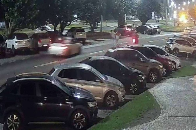 Imagens monstram BMW entrando em condomínio de luxo no RJ Reprodução / Redes Sociais