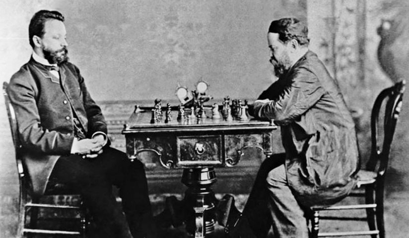 O primeiro campeonato mundial de Xadrez foi disputado há 138 anos (11/1/1886).  Johannes Zukertort  (à esquerda) e Wilhelm Steinitz se enfrentaram em Nova York, St Louis e Nova Orleans, nos EUA. O vencedor foi Wilhelm Steinitz por 10 a 5.  Veja, além de Garry Kasparov, quais são os maiores nomes da modalidade na história.  Reprodução: Flipar